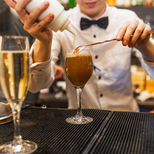 Bartender på Frimans i Jönköping blandar en drink